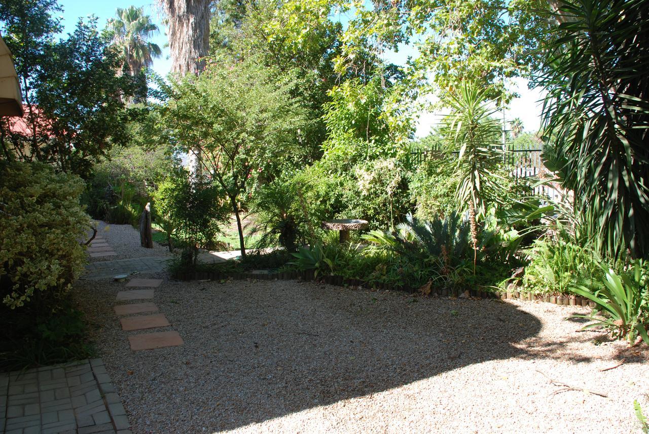 86 On Langenhoven Bed & Breakfast Oudtshoorn Exteriör bild